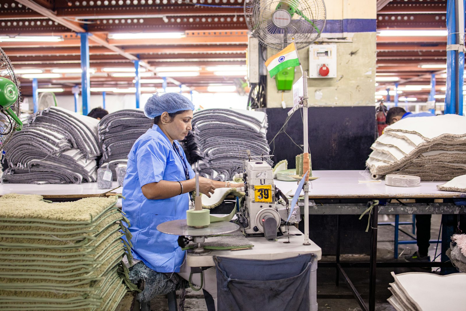 Trabalhador operando máquina em fábrica ilustra a discussão sobre adicional por acúmulo de função
