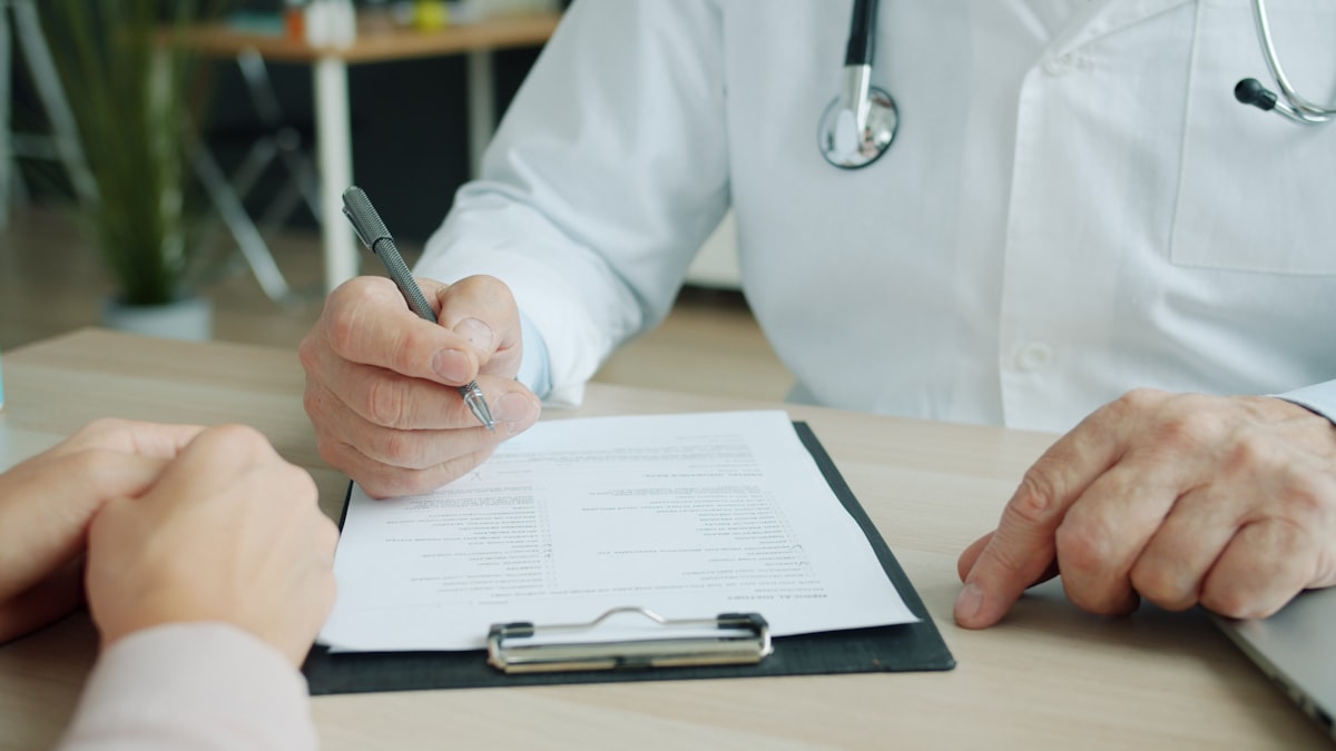 Perícia médica registrando sintomas para comprovar concausa no acidente de trabalho