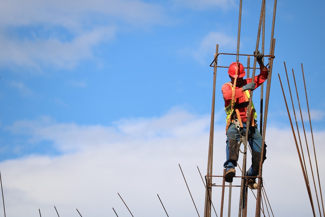 Trabalhador com capacete de segurança em obra, ilustrando dano estético por acidente de trabalho