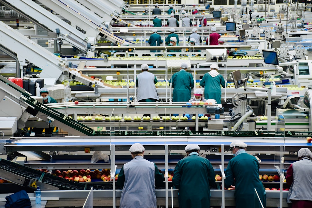 Trabalhador em linha de produção sem pausa — intervalo intrajornada suprimido na prática