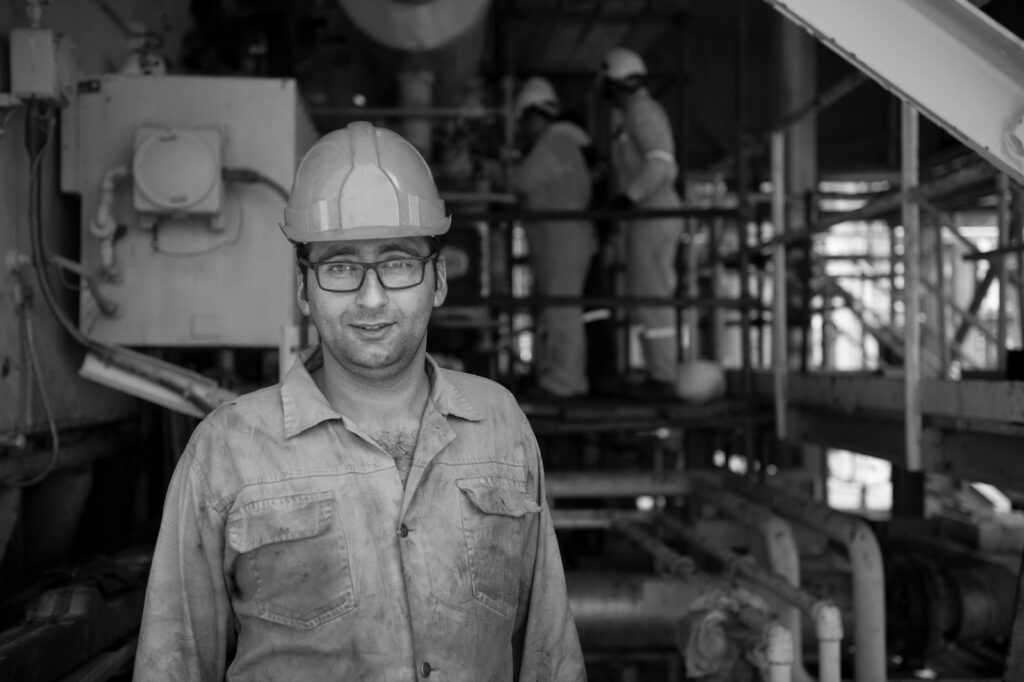 Trabalhador com capacete de segurança em ambiente industrial