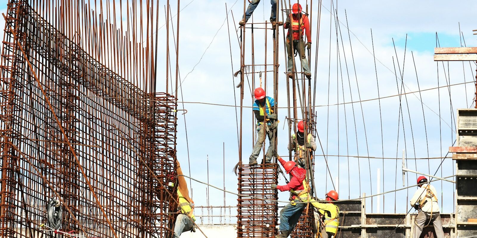 Responsabilidade objetiva por acidente de trabalho: trabalhador com capacete em atividade de risco