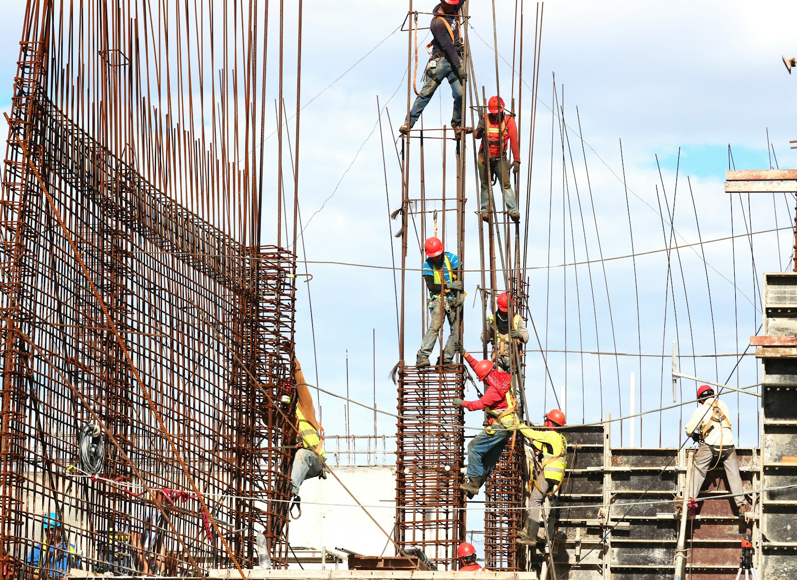 Trabalhadores em obra sem proteção adequada, tema da responsabilidade do empregador por falta de EPI no acidente de trabalho