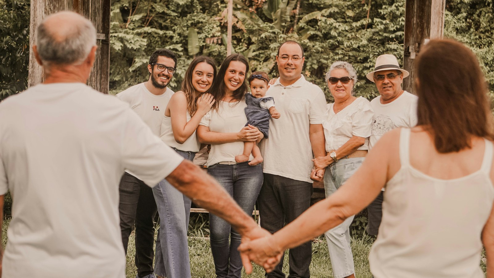 Família de mãos dadas representando os dependentes com direitos na morte por acidente de trabalho
