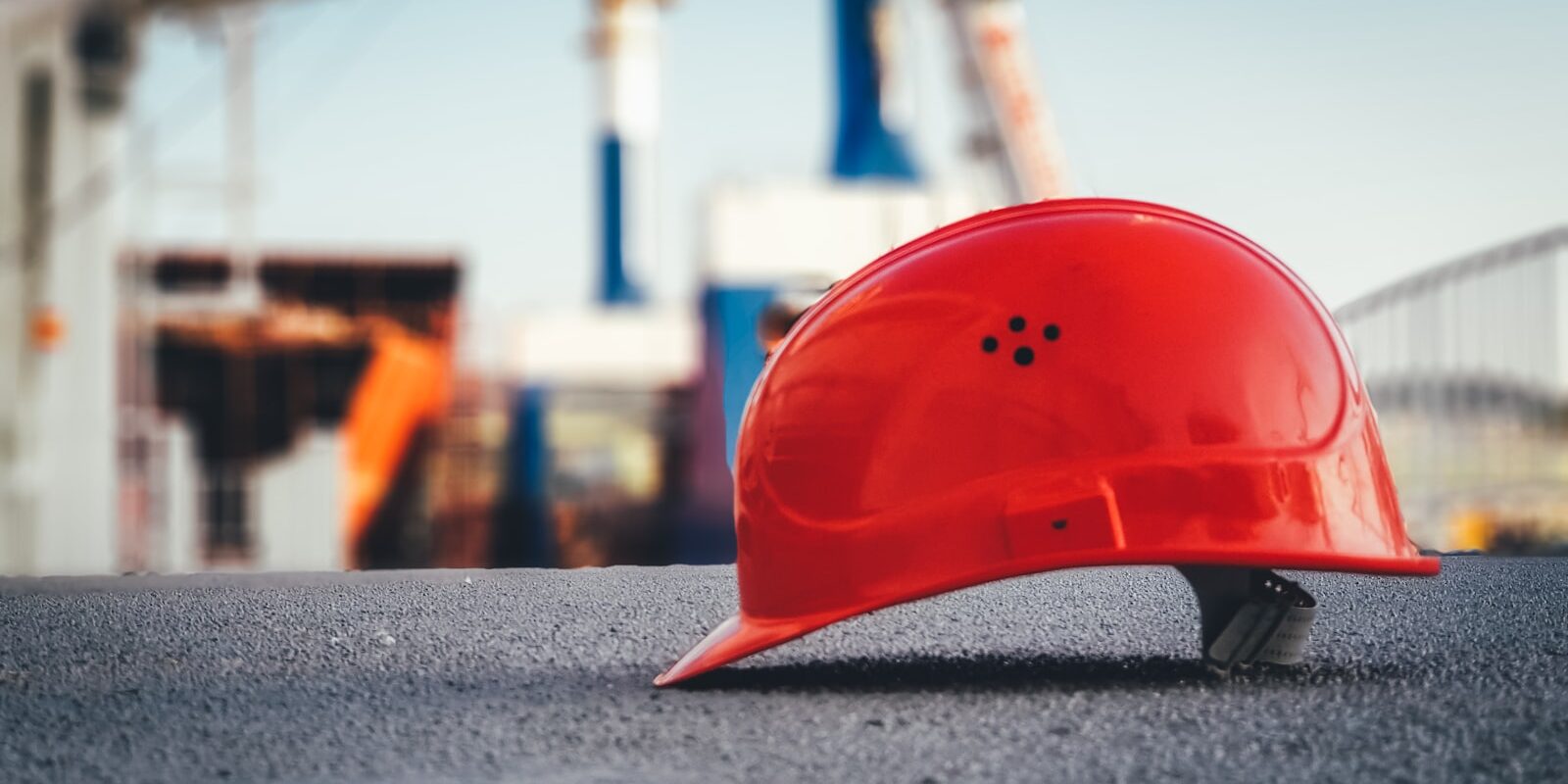 Capacete de segurança no chão simbolizando morte por acidente de trabalho