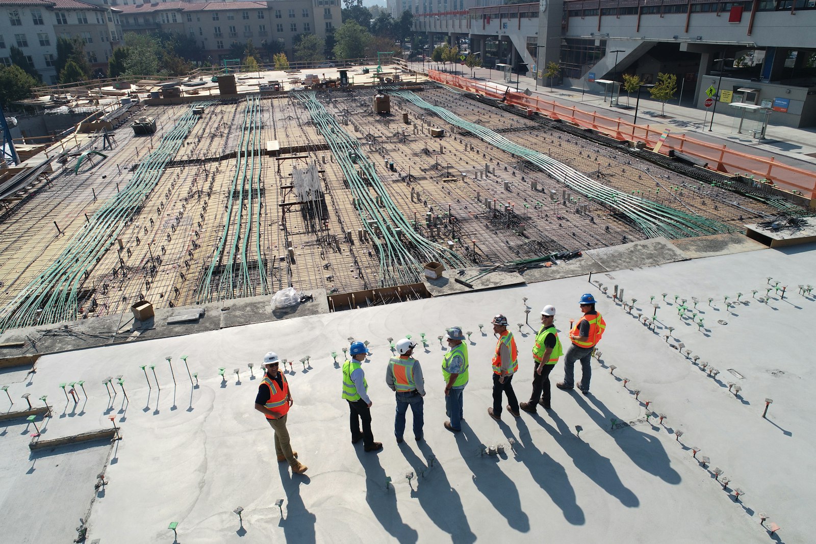 Trabalhadores terceirizados em canteiro de obras — acidente de trabalho de terceirizado e responsabilidade da tomadora