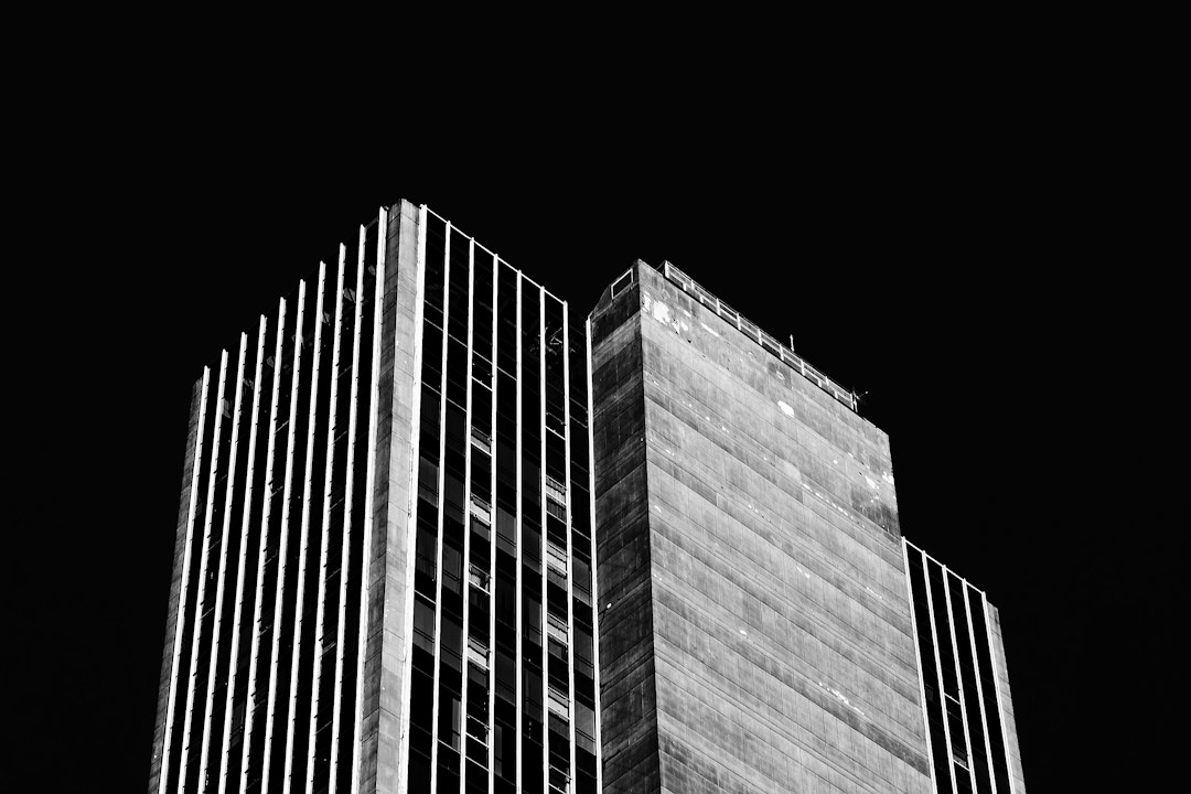 adicional noturno servidor municipal São Paulo: prédios da cidade de São Paulo à noite, símbolo do trabalho em horário noturno