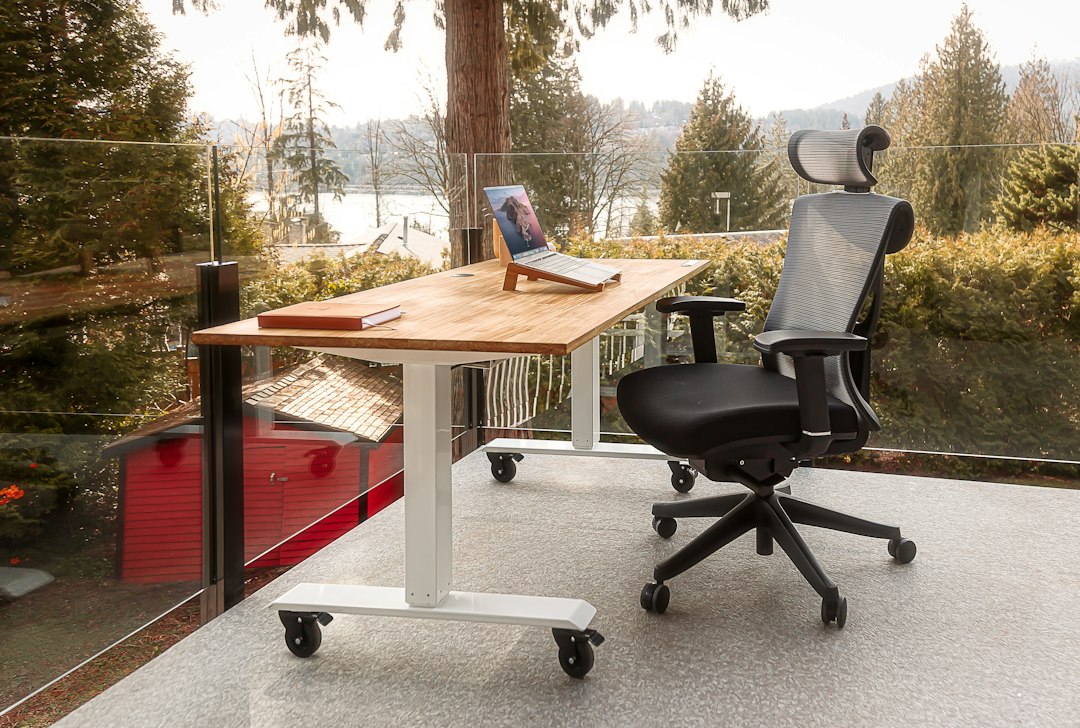 Estação de trabalho ergonômica em home office para evitar acidente de trabalho em home office