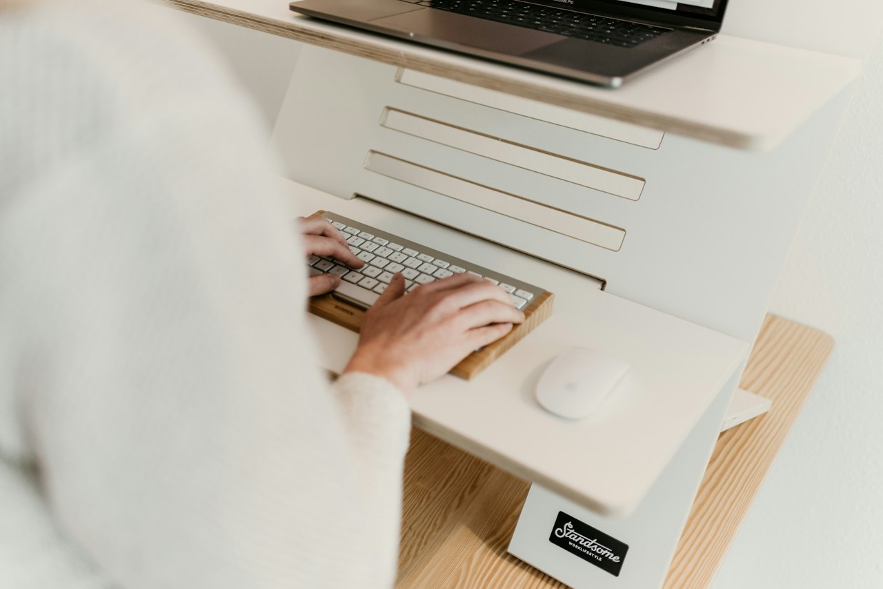 Digitação repetitiva no teclado, causa comum de LER e DORT