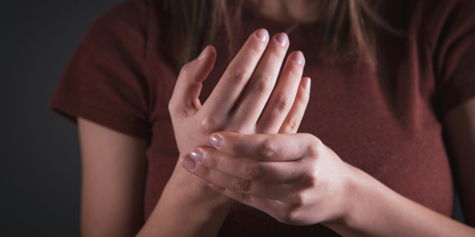 Trabalhadora com dor no punho por LER e DORT doença ocupacional