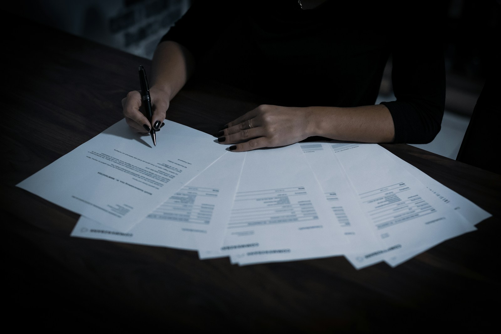 Servidor notificado de sindicância analisando documentos dos autos