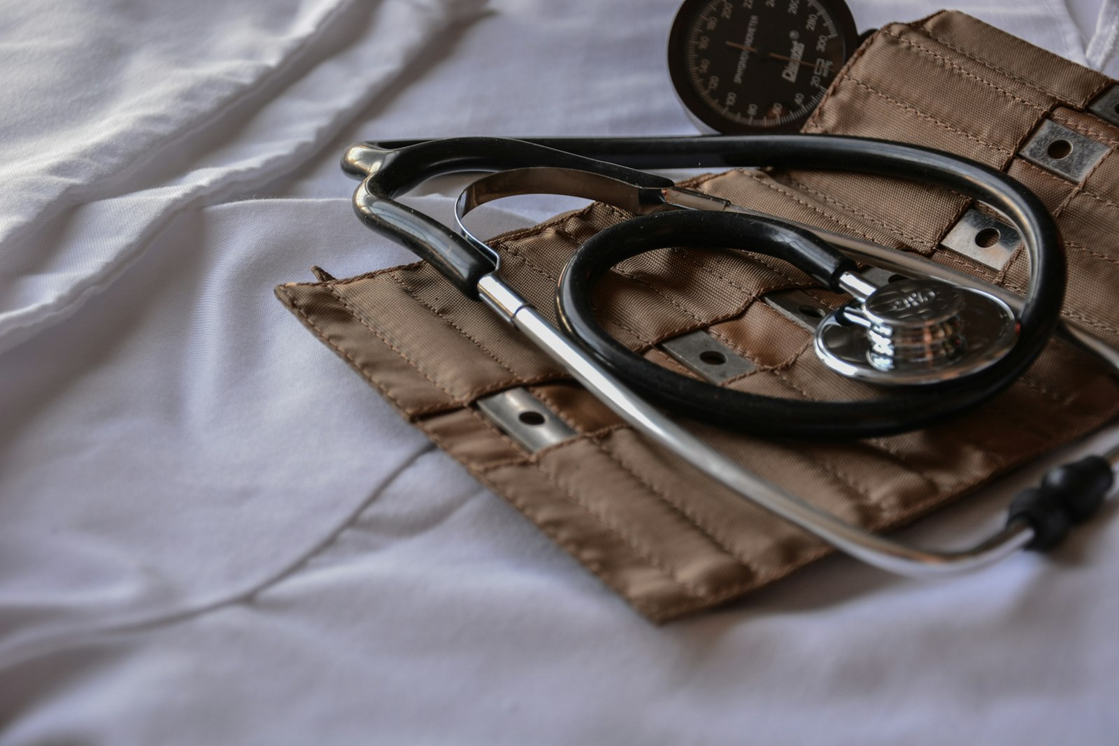 Estetoscópio e laudo médico, perícia que define o benefício acidentário negado pelo INSS