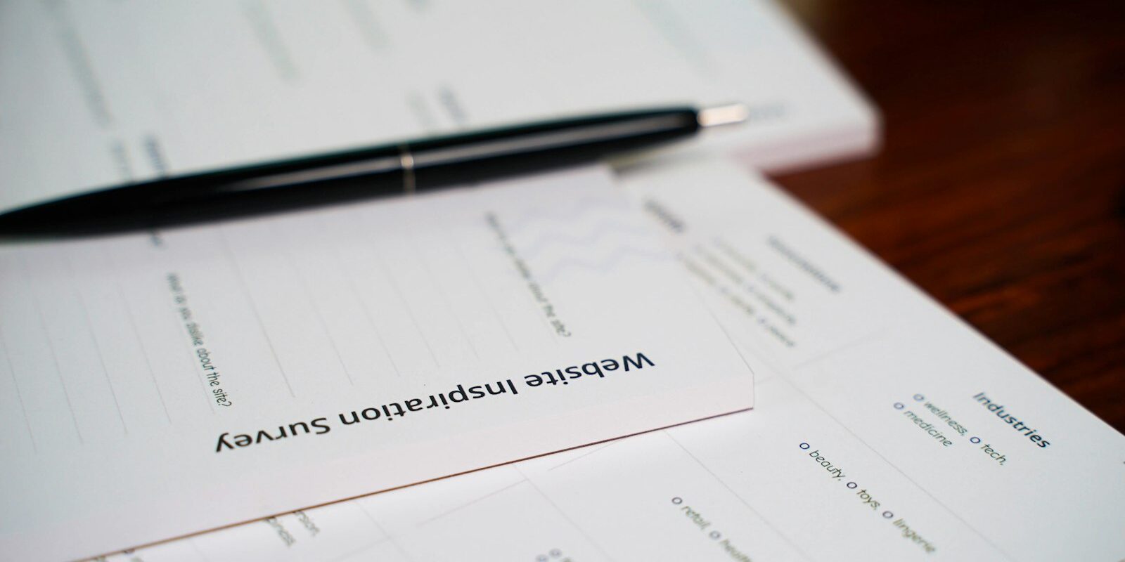 Prazo para defesa no PAD: caneta sobre documento de notificação disciplinar